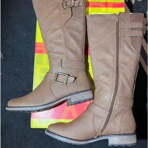 8.5 M Brown BareTrap tall boots.